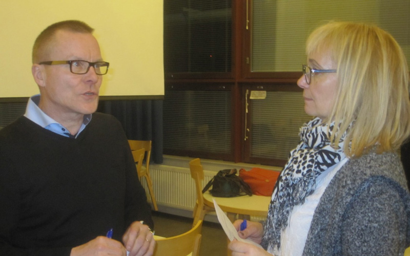 Mellunhirven hallituksen puheenjohtaja Kari Nieminen ja palvelumyyjä Anne Kiviniitty vakavina, mutta luottavaisina. Alkamassa on iso urakka, kesto toista vuotta.