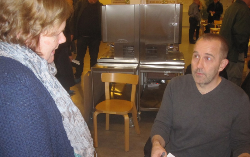 Heikki Rusanen on se henkilö, jonka kanssa voi keskustella esim. muutoksista piirustuksiin ja toteutukseen. Tässä Marja-Liisa Neiglick pohtii Heikki Rusasen kanssa erästä teknistä yksityiskohtaa piirustuksissa.