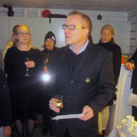 Hallituksen pj. Kari Nieminen toivotti kaikki tervetulleiksi ja 100-vuotiaan Suomen kunniaksi nostettiin lasi kuohuvaa