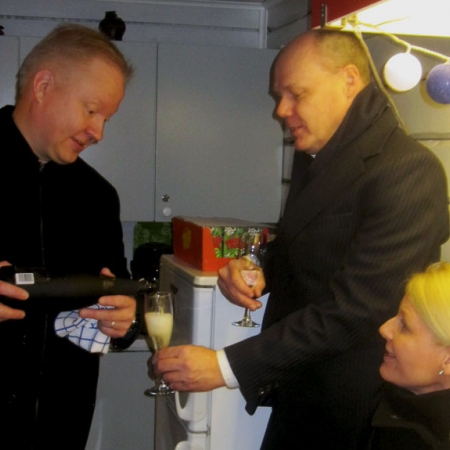 Timo Sihvo tarjoilemassa Marko Manssilalle