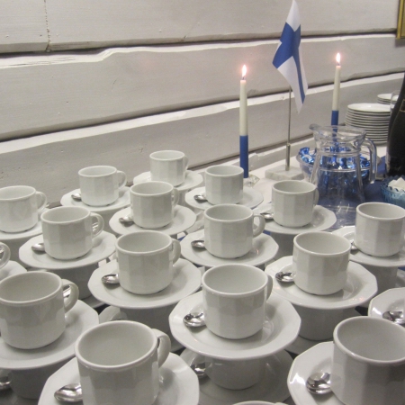 Juhlakahvit tietysti ja täytekakun kera