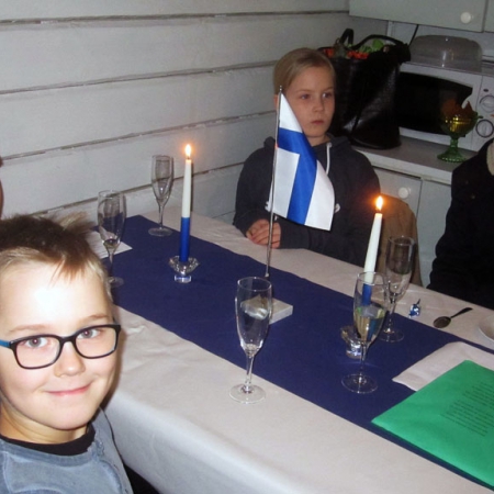 Lapsia juhlimassa ja taisi jokunen asia esityksistäkin jäädä mieleen