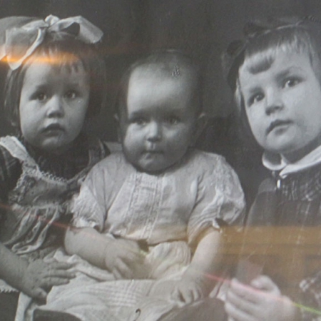 Isättömät sotalapset, Leena keskellä