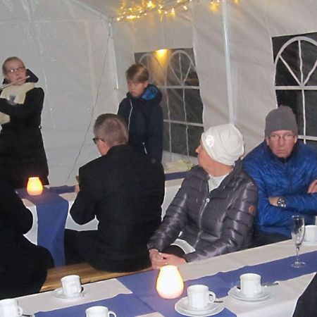 Tuleva musiikinopettaja Tuuli Björkman soittaa huilua juhlateltassa