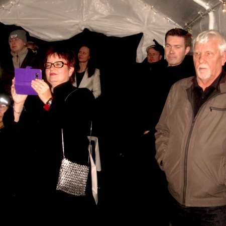 Juhlayleisöä musiikkiteltassa 2