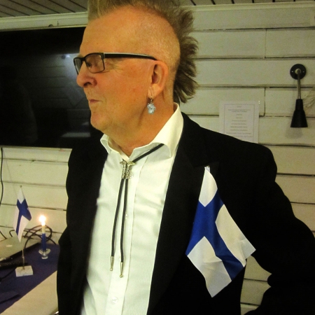 Tuomo Kekki juhlistaa ja yllättää. Puku viimeisen päälle ja irokeesikampaus.