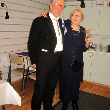 Tuomo Kekki ja Eira Alanko-Ralli nostavat maljaa. Molemmat ovat antaneet vahvan panoksen taloyhtiön yhteisyydelle.