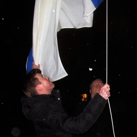 Hienoinen lumisade juhlisti lipunnostoa