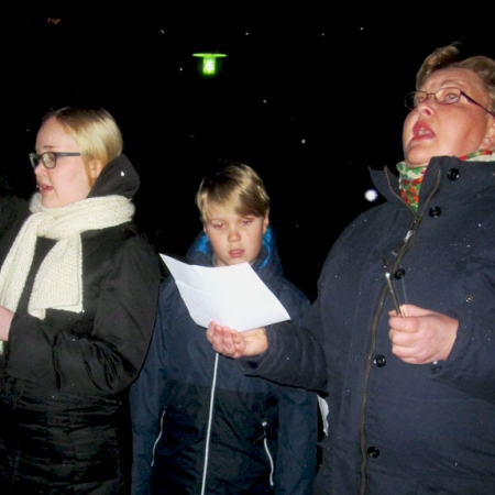 Jarno Vainikka perheineen laulamassa lippulaulua