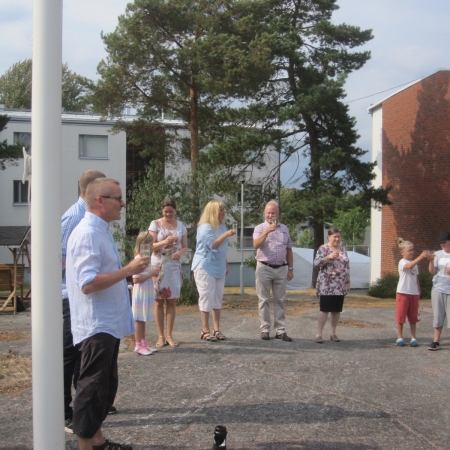 4. Malja seuraaville 50 vuodelle. Hallituksen pj. Kari Nieminen avaa juhlan.