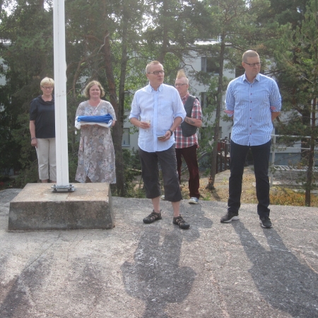 6. Ennen lipun nostoa Raiko Häyrinen (oik.) antoi komean äänensä kaikua kansanlaulussa. Mieluisan harrastuksen taustalla on myös 6-7 vuotta musiikkiopistoa aikuisiällä.