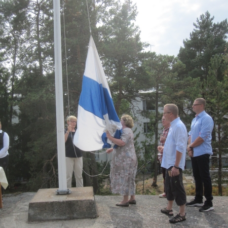 7. Lipun nostivat Stiina Raitio ja Marja-Liisa Neiglick.