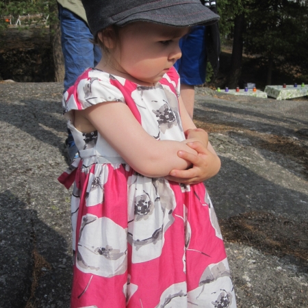 8. Yksi nuorimmista juhlijoista oli pikkuneiti Teresa Laiho, 1 v ja 9 kk. Teresa jaksoi väsymättömästi touhuten kulkea eri pöytien väleillä, kunnes väsy iski.