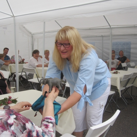 10. Onnistuneen juhlan yhtenä primus moottorina oli Marika Häyrinen, joka oli tehnyt mukavia taloyhtiöön ja sen asukkaisiin liittyviä visailu- ja suunnistus tehtäviä.