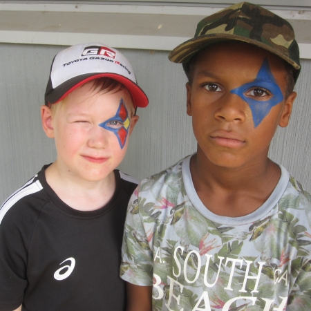 15. Kaverukset Malik (oik.) ja Väinö.