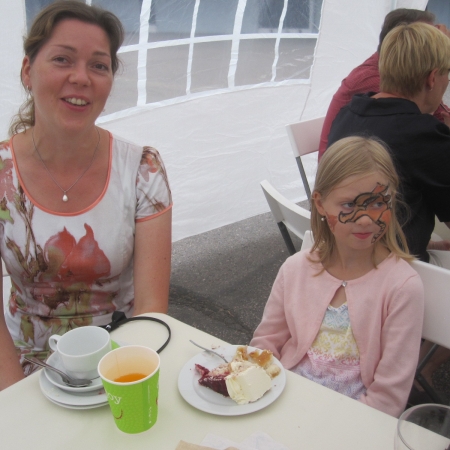 17. Lohikäärmefani Maria Sihvo äitinsä kanssa. Mitä muuttaisit taloyhtiössä tms., jos olisit taikurihaltija. Että kaikki eläisivät hyvin, oli 3-luokkalaisen kypsä vastaus.