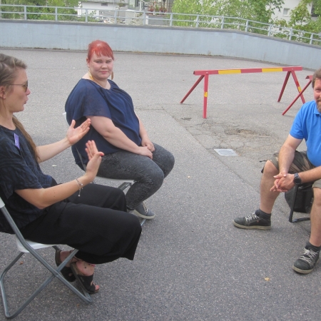 18. Kuulovammainen Patrik Miettinen nautti myös juhlasta tulkkiensa avustamana. Patrik on asunut Mellunhirvessä runsaat puoli vuotta.