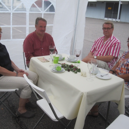 19. Nurkkapöytäläiset nauttivat juhlasta. Samalla pohdittiin putkiremontin vaikutuksia ja että pitäisikö jo vaihtaa asuntoa pienempään, kun lapsetkin ovat lähteneet pesästä.