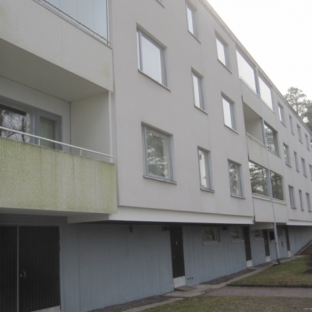 Talo 2. Parvekkeet ja ikkunat länsisuuntaan.