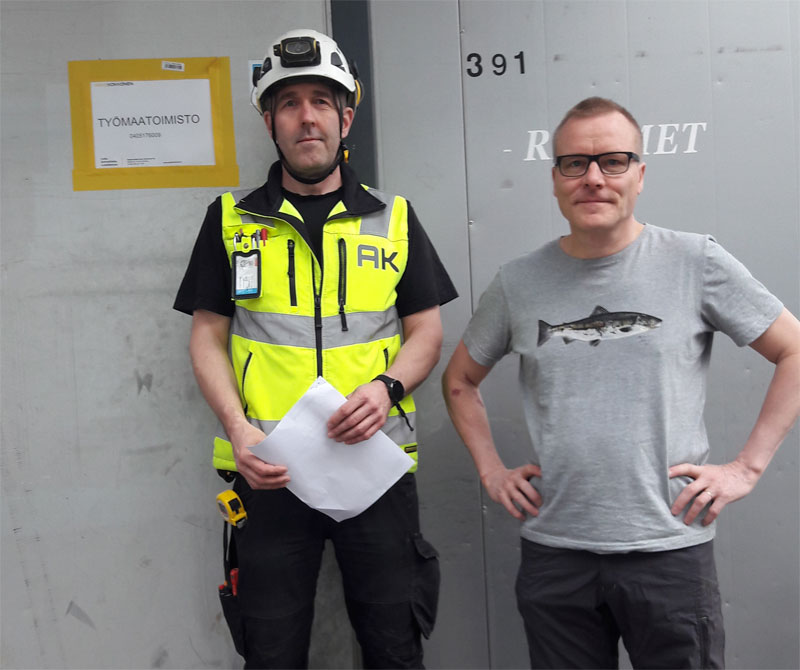Mellunhirven hallituksen puheenjohtajalla Kari Niemisellä (oik.) on usein asiaa työmaapäällikkö Heikki Rusaselle työmaatoimistolle. Yhteistyö on sujunut hyvin
